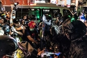 母親節警暴升級 大紀元等多家媒體記者被截查
